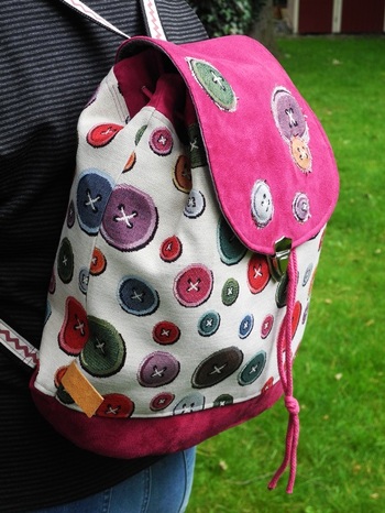 Ich habe diesen Rucksack nach dem Schnittmuster Rucksack/Beuteltasche genäht. Ließ sich ziemlich gut bewerkstelligen, auch als nicht Taschennäherin