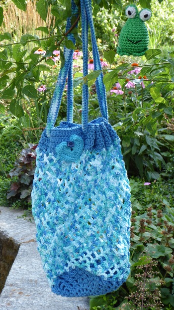 Einkaufsnetz mit Twist nach Anleitung von Foxcielle, ergänzt mit einem Herz für den Einkaufswagen-Chip und einem doppelten Boden zum Verstauen des Netzes. Der Frosch wurde von Furgy20 entworfen.