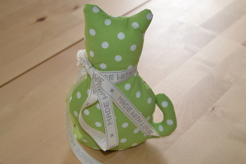 Kleine Näharbeit nebenbei... :-)
Deko- Katze...