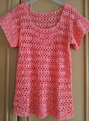 Das ist das zweite Shirt nach der kostenloesen Anleitung von Shabbyhouseandgarden. Diesmal hab ich nur Ärmel drangehäkelt. Das hat wieder super geklappt. Vielen Dank dafür.