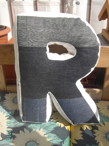 Soviel alte Jeans, eine Idee mußte her. "Buchstabenkissen"