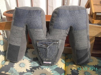 Soviel alte Jeans, eine Idee mußte her. "Buchstabenkissen"