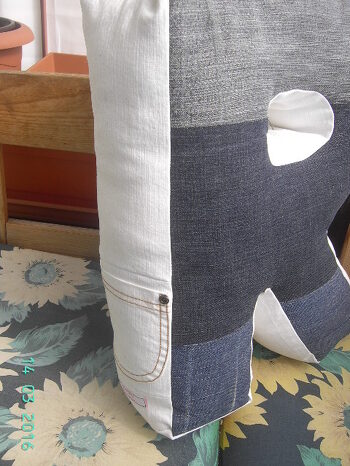 Soviel alte Jeans, eine Idee mußte her. "Buchstabenkissen"