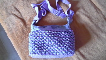 Von dieser Handtasche hatte ich nur ein Foto aus dem
Internet.  Meine Tochter wollte aber nur diese Tasche
haben. Also habe ich mir das Muster im Internet raus
gesucht und alles andere improvisiert.
Ich finde sie ist mir trotzdem gut gelungen.