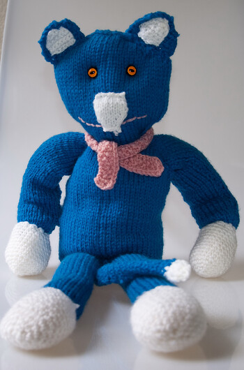 Die Pfoten sind gehäkelt der Rest ist gestrickt