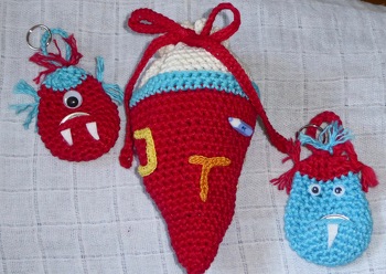 Zuckertüte nach Küma Tutorials und Einkaufschip Monsterchen nach Nils Nadelwelt, Geschenk für meine Enkel zum Schulanfang.