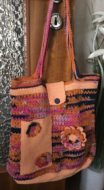 In Anlehnung an Willema's Design (Muster) habe ich diese Tasche gehäkelt. Leider hatte ich nur noch Wollreste, deshalb die etwas eigentümliche Farbkombination. Handytasche durfte nicht fehlen. Ich habe sie außen angebracht, da ich innen ein Futter einnähen ließ, damit sich die Tasche nicht so verzieht. Futter ließ ich einnähen, da meine Hände zwar fürs Häkeln und Stricken geeignet sind, beim Nähen aber irgendwie nicht wollen, wie ich.
