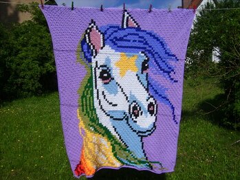 Die kleinere Enkelin brauchte natürlich auch eine Decke, hab sie nach einem Kreuzstichmotiv gehäkelt.