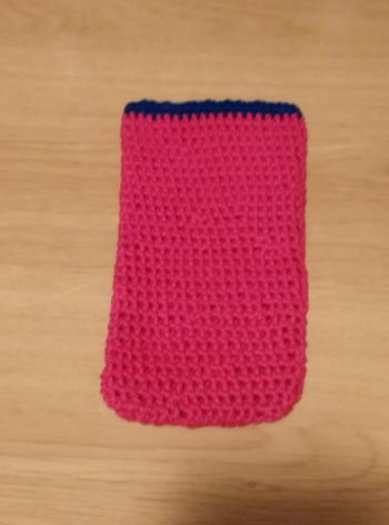 Handyhülle nach Video von Tolle Wolle.
Das war mein erstes Teil nach über 40 Jahren Häkelpause