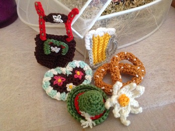 Diese niedlichen Okroberfest Deko's sind als Anleitung bei Ruthk zu bekommen.
Ich hab sie hinten mit ner Anstecknadel versehen, so dienen sie gleich als toller Schmuck !
Sie sind wirklich ganz einfach nachzu häkeln. Und es macht Spaß, innerhalb kürzester Zeit, so tolle Kleinigkeiten fertig zu haben!