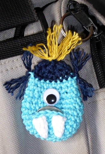 Einkaufschip Monsterchen, nach Anleitung von NIksNadelwelt.
Das Wackelauge ist angenäht, die Zähne sind gehäkelt.