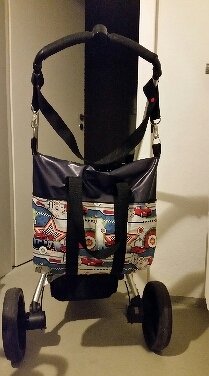 Eine Tasche für den Kinderwagen. Hat super geklappt.
https://www.crazypatterns.net/de/items/16563/jamie-dragbag-reisetasche-ebook-pdf-datei-naehanleitung-expressnaehen-ohne-schnittmuster-ausdruck-in-4-groessen-s-xl-firstloungeberlin