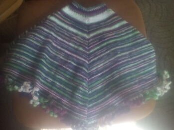 Poncho gestrickt und die Kante ist gehäkelt.