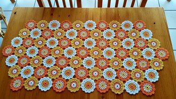 In einer Zeitschrift habe ich die Vorlage zu diesen Blumen gefunden. Und habe eine Decke daraus gehäkelt. Hat etwas gedauert, aber ich bin mit dem Ergebnis zufrieden.