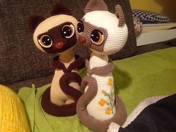 Die Anleitung stamt von colita-shop@web.de und war mit dem eingehäkelten Muster bisher das schwerste, was ich gehäkelt habe. Trotz allem denke ich, sind sie mir ganz gut gelungen.
Die Anleitung war zumindest spitze!