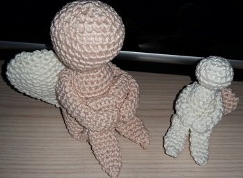 meine ersten süßen Engelchen, es kommen noch mehr auch in anderen Farben und der Liegende auch.