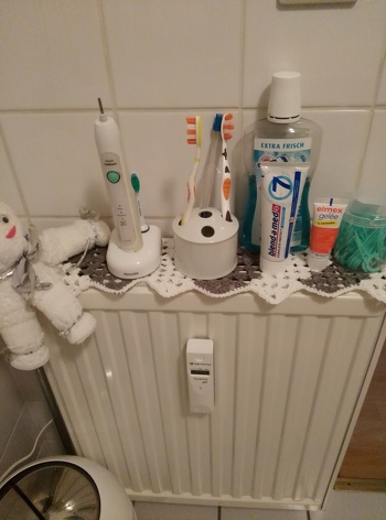 ...und da unser Heizkörper im Bad nie an ist, kann man auch den als Ablage zweckentfremden....