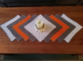 Hallo Häkelweltmitherz,
Danke für die super Anleitung.
Habe jetzt drei der tollen Läufer gehäkelt und Auflagen für meine Badablablage. Hat Spass gemacht und werden bestimmt noch einige folgen.
L.G.Karola