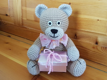 Ich hoffe, das Geschenk samt Überbringer kommt gut an. :)