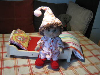 tolle anleitung!! danke dafür!! das bettchen ist auch selbstgemacht von meinem mann!!
Häkelanleitung Puppe, Seppl Schlafmütze
Gefertigt nach Anleitung von PollyundPaule.