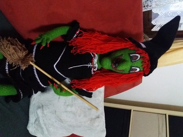 Häkelanleitung - Große Halloweenhexe mit Besen (80 cm hoch)