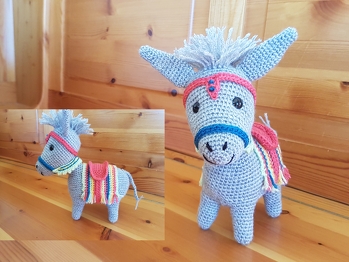 Das ist Esel Pedro. Die Anleitung habe ich in einer Zeitung entdeckt. Pedro bleibt nicht bei mir. Ich habe ihn dem Enkel meiner besten Freundin versprochen.