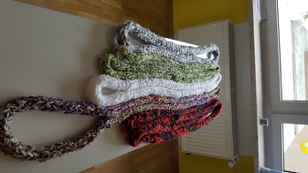 Mittels Fingerstricken hab ich die unterschiedlichsten Wollreste zu Wickelschals verarbeitet.  Ruck Zuck fertig eignen sie sich auch als Geschenk. Geht schön bunt oder auch einfarbig, passend zu allem oder für bestimmte Kleidungsstücke