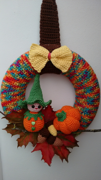 ...der Herbstkranz wurde aus div. Vorlagen zusammengehäkelt