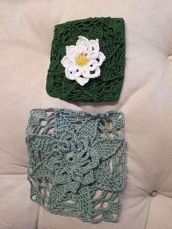 und eins einfarbig zum Vergleich. Ich finde, da kommt die Blüte nicht so zur Geltung