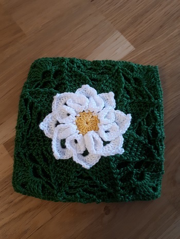 dieses hübsche Blüten-Granny habe ich bei Youtoube gefunden (AL Cuadrado flor con Hojitas a crochet)
Häkelt sich einfacher als es aussieht.
Habe ein normales Granny noch hintergenäht.
Ich habe es 3farbig gehäkelt