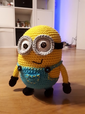 dieser Minion (15 cm hoch) war eine Auftragsarbeit für eine Kollegin meines Mannes.
Sie hat sich sehr gefreut
AL kostenlos bei Youtoube unter AmigurumisFanClub