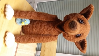Eine Füchsin in Lebensgrösse, lt. Anleitung sollte sie nur 25 cm groß werden, aber ich fand diese Wolle sooo schön, da ist sie halt ein wenig grösser geworden. Die Beine sind noch in Arbeit