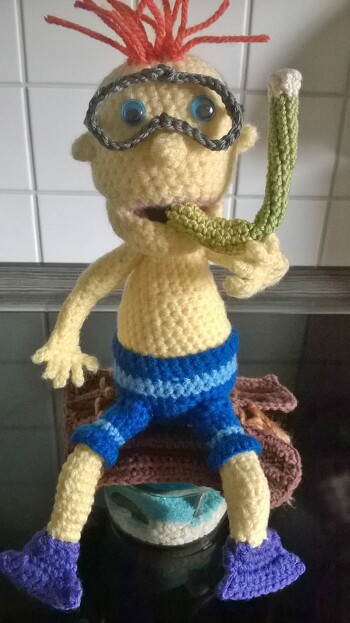 Diesen Taucher hab ich als Geburtstagsgeschenk gemacht. Es soll einen Taucher auf einem Floß über dem Meer darstellen. Das Glas stellt das Meer da und ist mit einem Geldschatz,  für die Urlaubskasse,  gefüllt.