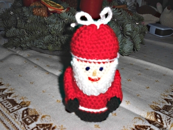 Der Nikolaus ist über eine Klopapierrolle gehäkelt und oben zusammengebunden.