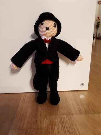 hier habe ich eine Figur aus meinem neuen Häkelbuch gearbeitet. (engl. Buch: Edward`s Crochet Doll Emporium)
Ich nenne ihn Charlie Chaplin mit Frack und Melone, weil die Figur so ähnlich aussieht.
Die Kleidung kann man ausziehen, aber ich habe den Frack mit einem Knopf zusammengenäht.