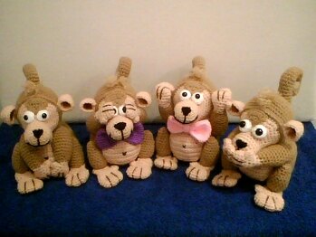 Hier ein Bild von den 4 kleinen Äffchen   ---- nichts sagen,   nichts  hören,   nichts sehen,  ich muss mal ---- nach einer Anleitung von  mala designs.
Eine sehr gute Anleitung mit sehr vielen Bildern,