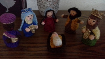 Die Krippefiguren habe ich nach einer Anleitung
aus einem Weihnachtshäkelbuch gehäkelt.