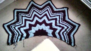 mein Lieblingstuch das Stellina aus Mikrofasergarn gearbeitet mit Nadelstärke 4 man kann wenn man das Muster verinnerlicht hat auf jede x beliebige Größe häkeln