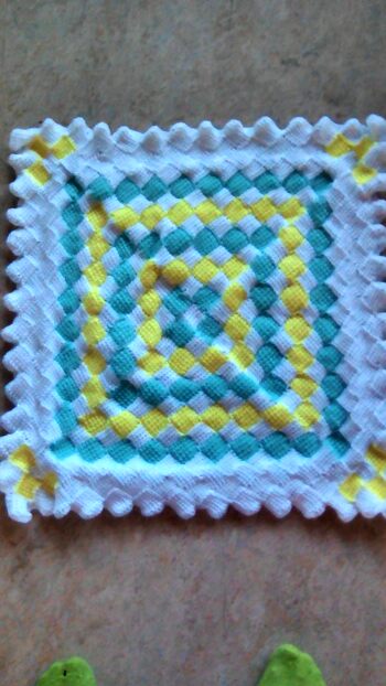 Babydecke im Grundstich Tunesisch gehäkelt
Entrelac in Runden von Veronika Hug
man kann jede Wolle nehmen die man möchte man muss jedoch immer darauf achten das man 1-2 Nadelstärken größer nimmt als auf der Wolle angegeben zB angegeben  Nadelstärke 4 dann sollte man Nadelstärke 5-6 nehmen und lieber mehr Wolle im Vorrat haben als zu wenig da man viel braucht um die Wunschgröße zu erreichen