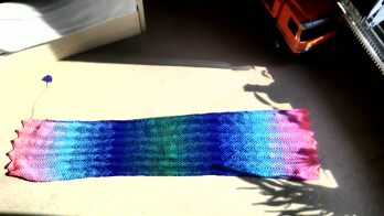 Schulterstola für meine Schwiegermutter gehäkelt im ZickZack Muster ca 2 m lang und 60 breit weil sie im Rollstuhl sitzt Lauflänge des Bobbels war 1000 m und eine Wunschwicklung in ihren Lieblingsfarben