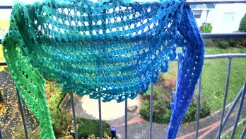 dies ist mein Knallfrosch Wölkchen Die Anleitung ist von Wollness Desing und heißt eigentlich Rosa Wölkchen umgetauft wurde es aufgrund des Namens vom Bobbel
Verbrauch war 750 m und ich habe eine Länge von 2,50 m erreicht und eine Breite also von der oberen Kante bis zur Spitze waren es ca 60 cm
Die Anleitung ist super Klasse geschrieben mit vielen Bildern und Häkelschrift und Wollness Desing ist auch auf Facebook vertreten so das man mit der Designerin auch persönlich in Kontakt treten kann wenn es irgendwo hakt Liebe Michaela (Wollness Design) ich liebe deine Anleitungen und es wird sicher auch nicht die letzte sein die ich von dir gearbeitet habe Herzlichen Dank nochmal für diese tolle Anleitung