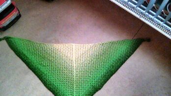 und eines muss ich euch noch zeigen mein Allererstes selbst gehäkeltes Stück nach vielen Jahren der Wollabstinenz Dreieckstuch Half Granny