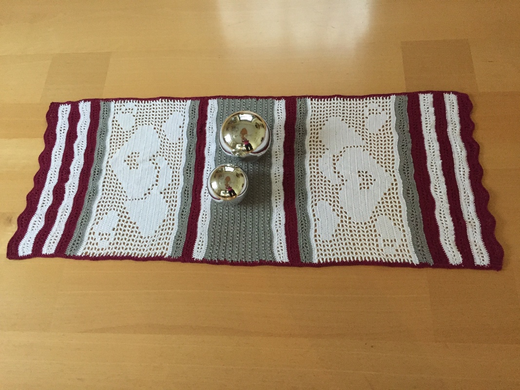 Häkeln / Tischläufer / Hearts