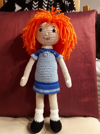 meine Püppi (nachgehäkelt, hatte nur ein Bild von einer Häkelpuppe). Das Bild schickte mir meine Mutti aus dem Urlaub, da war so ein Markt.
Erst mal probegehäkelt, und ich bin stolz auf mich. Den Kopf habe ich von Karla Kürbis gemopst. Also die Püppi besteht aus mehreren AL-Teilen.
Nun muß ich noch eine für meine Kollegin häkeln, die war total begeistert.