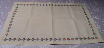 Da ich sehr gerne sticke, hier ein paar meiner letzten Sticktischdecken.