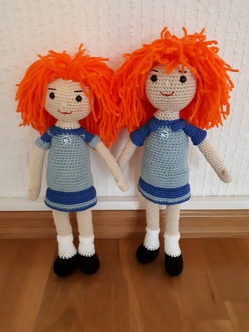 Nr. 2 ist auch fertig, und geht morgen auf die Reise.
Sie ist ein klein wenig größer geworden. Handarbeit eben. Was meint ihr? kann man sie so auf die Reise schicken (rechte Püppi)