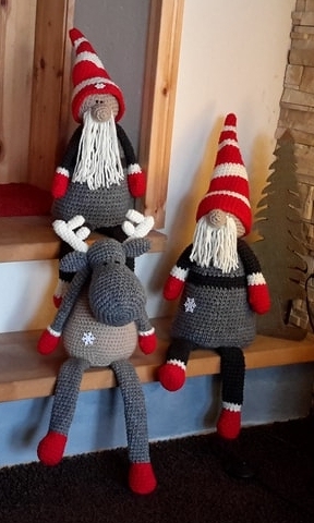 danke an Mtinitoon für die wunderbaren anleitungen. denn elch habe ich mit der dicken wolle vom wichtel gehäkelt und er ist schön groß geworden. somit ist mein trio fertig und wird mich durch die weihnachtszeit begleiten und sicher auch weit in den janauar rein. wünsche euch allen eine schöne adventszeit.