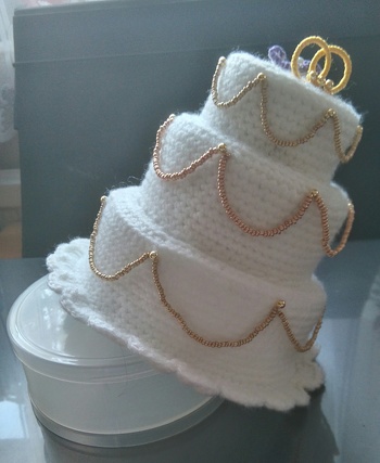 Ich habe eine kleine Plastikdose mit Deckel verwendet. Darin läßt sich Geld super verstecken.
Diese Hochzeitstorte ist sehr gut angekommen.