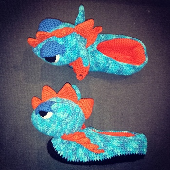 Danke für die schöne Anleitung.
Die Drachenhausschuhe bekommt ein 6jähriger Drachenfan zu Weihnachten