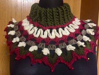 Kragen Belle Epoque,nach der Anleitung von Petra Perle.Die Anleitung war leicht verständlich und mit vielen detaillierten Fotos.Ich habe Restwolle verwendet und war innerhalb eines verregneten Tages schon fertig!Jetzt habe ich einen wunderschönen Kragen,der meine schlichten Oberteile aufwertet und meinen Hals schön warm hält.